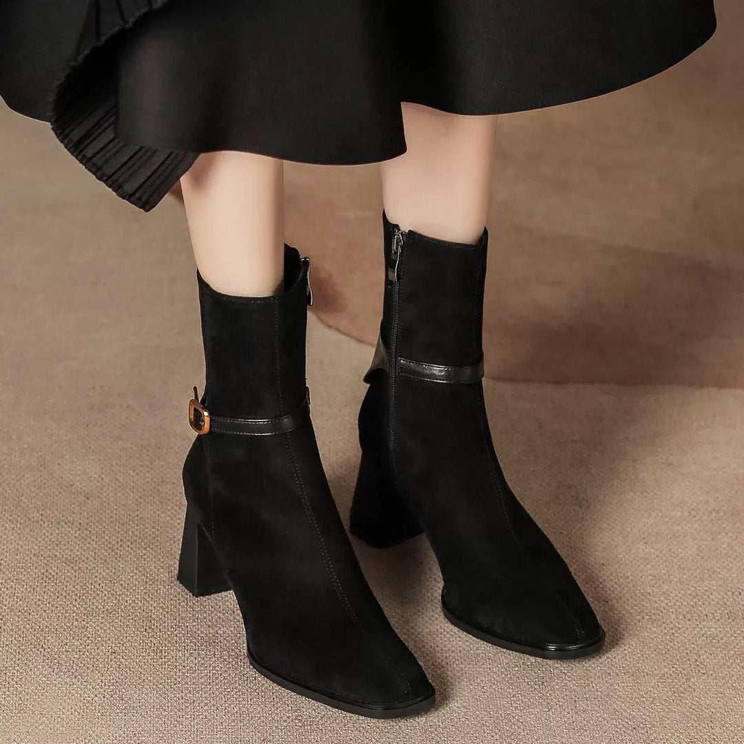 Damen  elegante Veloursleder-Stiefelette mit mittlerem Blockabsatz und dekorativem Schnallenriemen EB