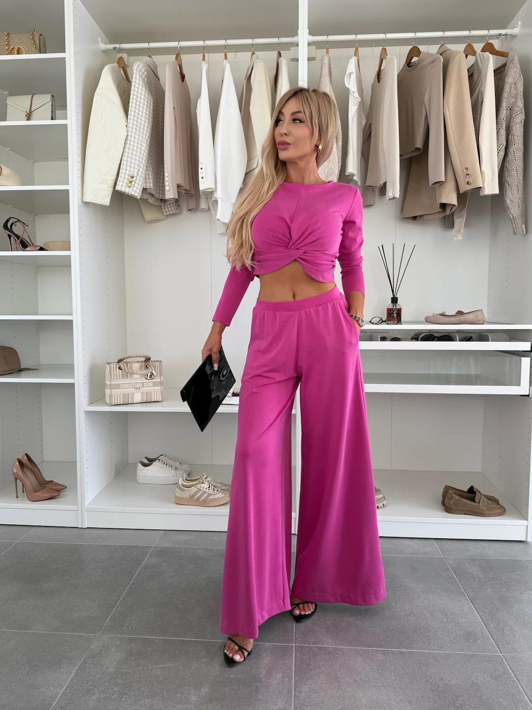 Damen figurnahes Twist-Cropped-Shirt mit weitem High-Waist Palazzo-Hose aus fließendem Jersey Eichborn Berlin