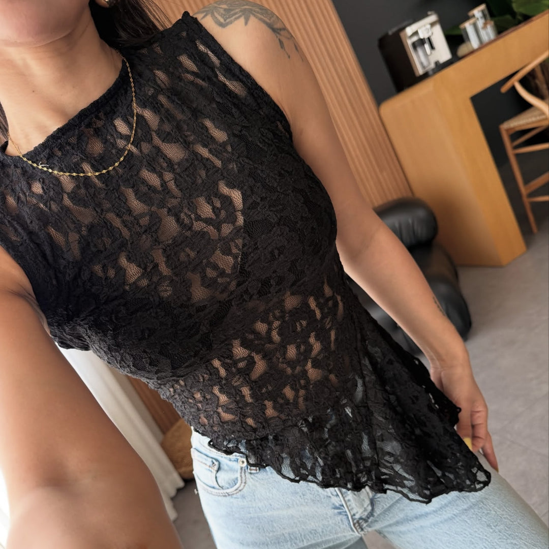 Damen Spitzenoberteil mit femininem Schnitt und floralen Details EB