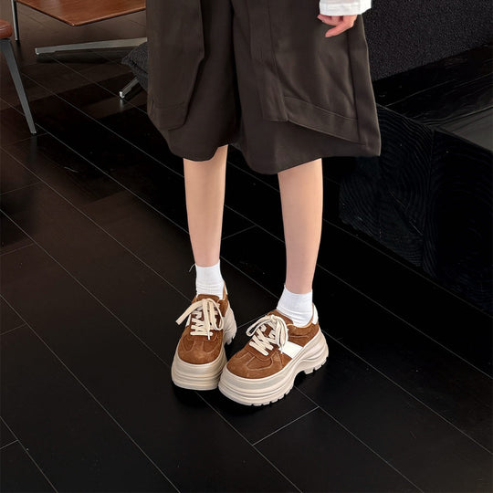 Damen Chunky Sneaker mit hochwertigem Wildleder-Obermaterial und rutschfester Sohle EB
