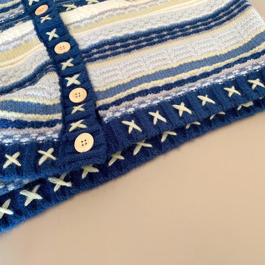 Damen Strickjacke mit buntem Streifenmuster und dekorativen Knöpfen EB
