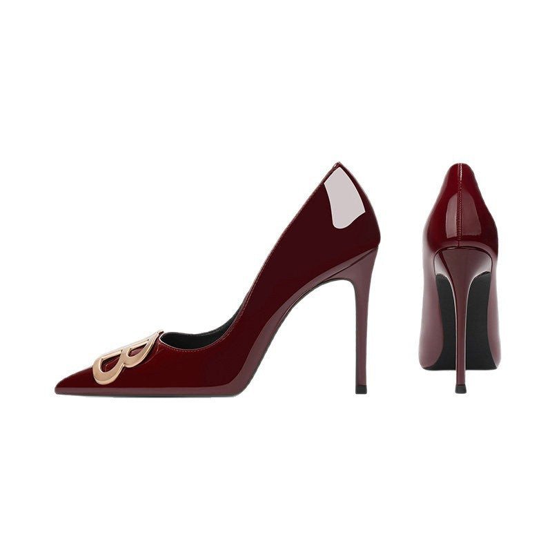 Damen Elegante Lack‑Pumps mit spitzer Zehenpartie, Cut‑Out Ferse und Schmuck‑Schnalle EB