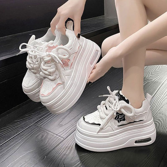 Damen Sportliche Plateau-Sneaker mit modischem Blumendetail EB