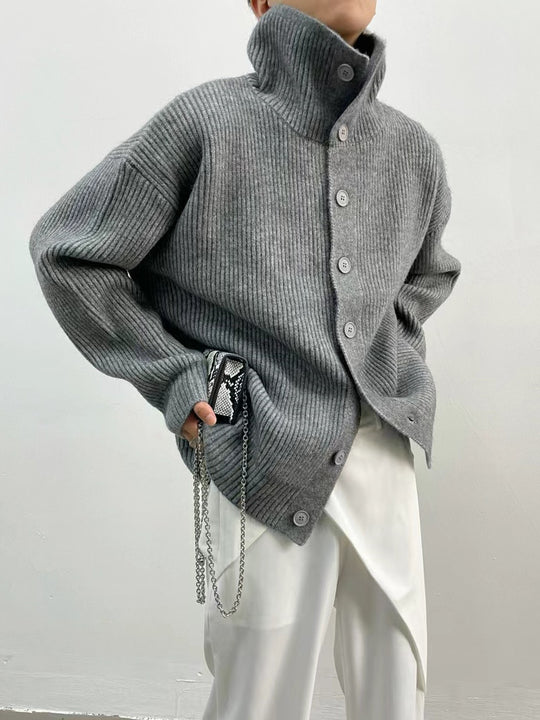 Damen Modischer Strickpullover mit hohem Kragen und Knopfdetails EB