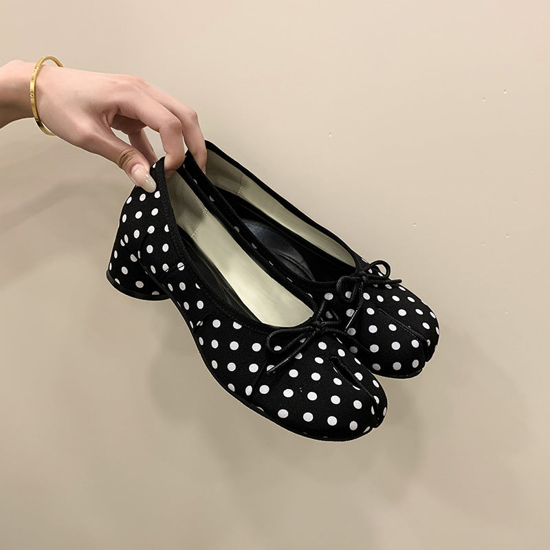 Damen Ballerinas mit einem zierlichen Schleifendesign und elegantem Blockabsatz EB