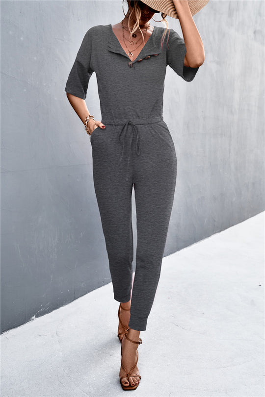 Damen Jumpsuit mit elegantem V-Ausschnitt und praktischen Taschen EB