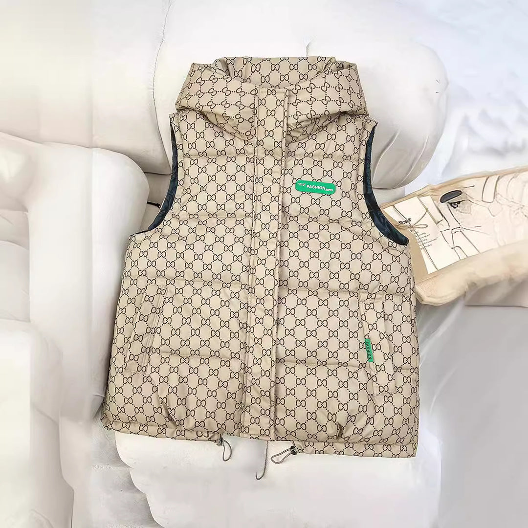 Damen nan gesteppte Kapuzenweste mit Allover‑Logoprint, wattierter Isolierung, verstellbarem Saum und verdeckten Reißverschlusstaschen EB