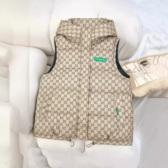 Damen nan gesteppte Kapuzenweste mit Allover‑Logoprint, wattierter Isolierung, verstellbarem Saum und verdeckten Reißverschlusstaschen EB