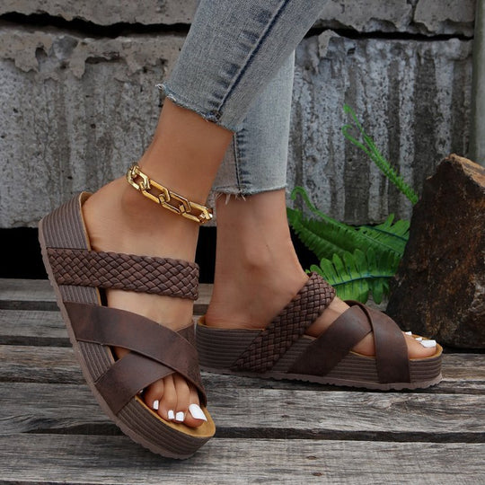 Damen Plateau-Pantolette mit geflochtenen Riemen, gekreuzter Zehenpartie und ergonomischer Keilsohle EB