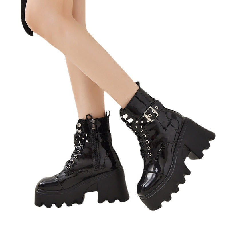 Damen Plateau-Combat-Boots mit Nieten- und Schnallenriemen, hochgeschnittener Schnürung und profilierter Wellenlaufsohle EB