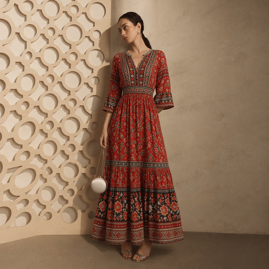 Damen langes Boho-Maxi-Kleid mit V-Ausschnitt geraffter Taille und mehrlagigem Stufenrock Eichborn Berlin