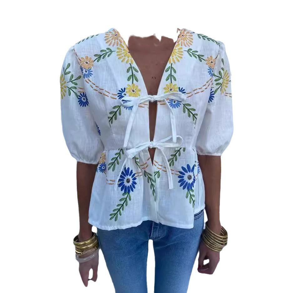 Damen Bluse mit floralen Stickereien und verspieltem Schnitt EB
