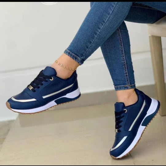 Damen  elegante City-Sneaker mit dezenter Metallic-Infusion, leicht gepolsterter Komfortsohle und profilierter Gummilaufsohle EB