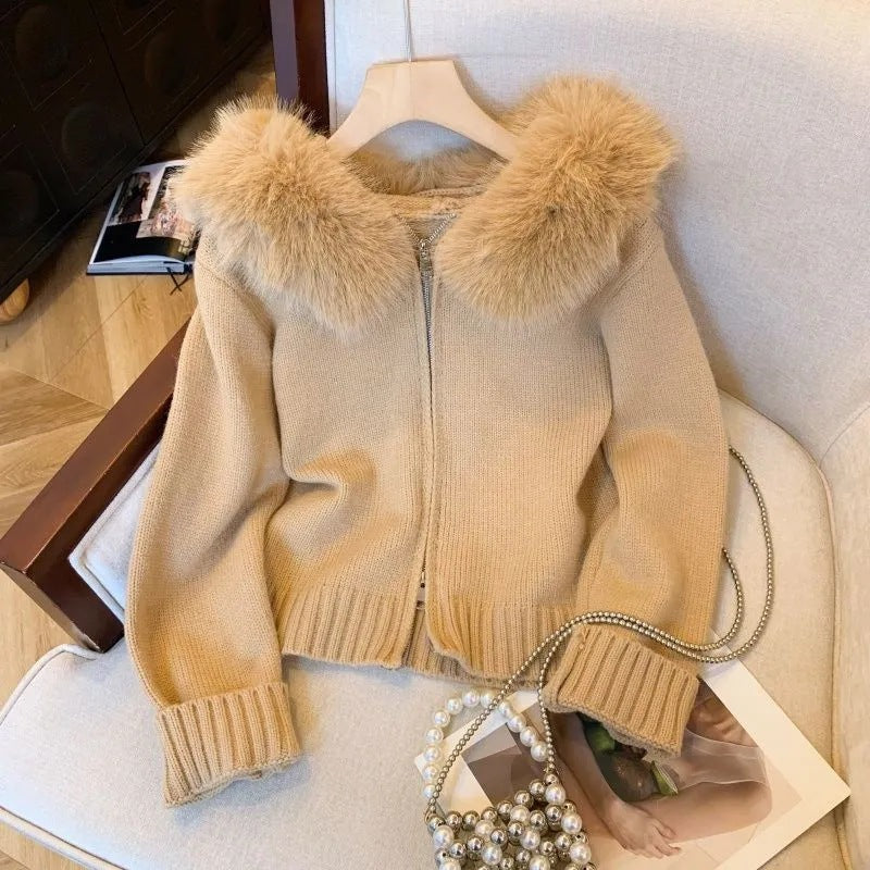 Damen Strickjacke mit abnehmbarer Kunstfellkapuze und enganliegendem Schnitt EB