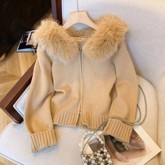 Damen Strickjacke mit abnehmbarer Kunstfellkapuze und enganliegendem Schnitt EB