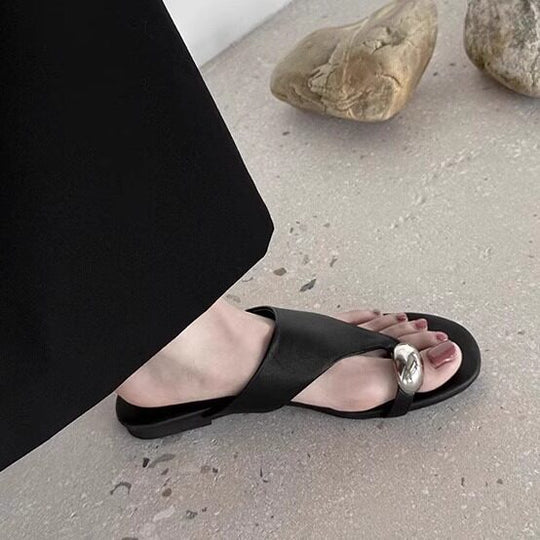Damen Zehentrenner mit modischem Riemendesign und eleganter Metallverzierung EB