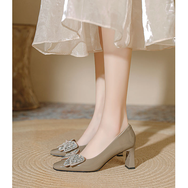 Damen Elegante Pumps mit glanzvollem Riemen und funkelndem Schleifenakzent EB