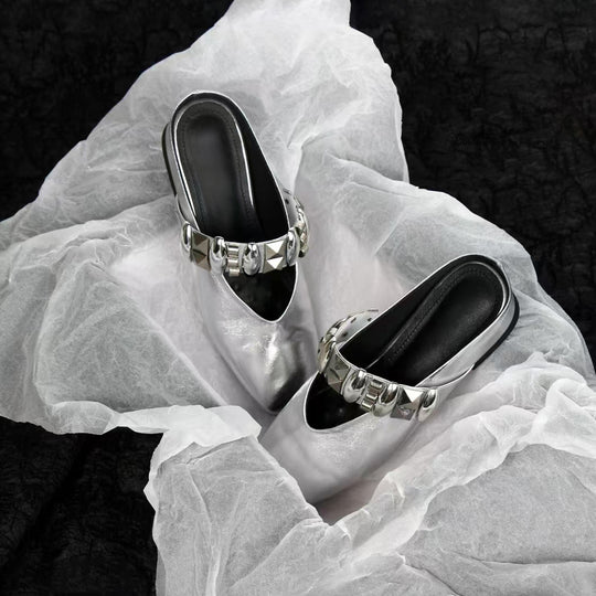 Damen Mules mit glamourösen Nieten und glänzender Oberfläche EB