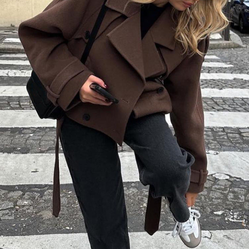 Damen Modischer Kurz-Trenchcoat mit großzügigen Klappentaschen und tailliertem Schnitt EB