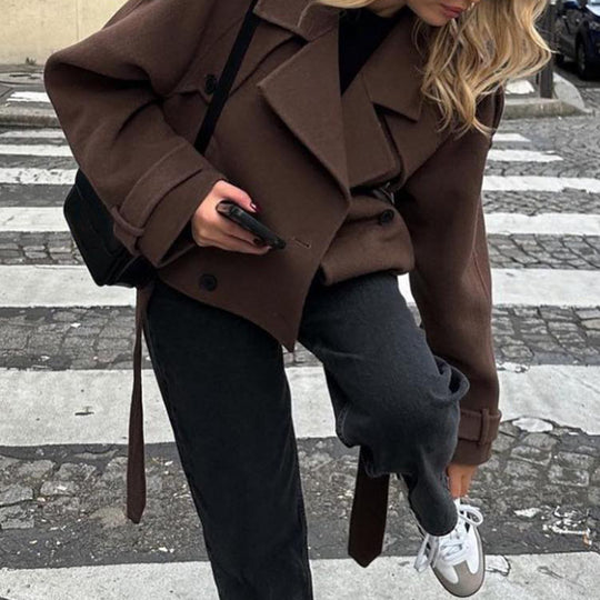 Damen Modischer Kurz-Trenchcoat mit großzügigen Klappentaschen und tailliertem Schnitt EB