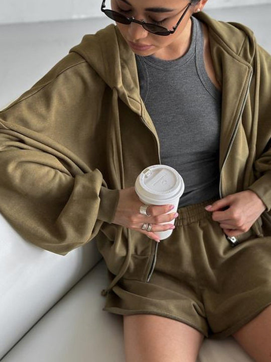 Damen oversized Cropped-Zip-Hoodie mit voluminösen Ballonärmeln und elastischer High‑Waist Loungeboxer-Shorts Eichborn Berlin