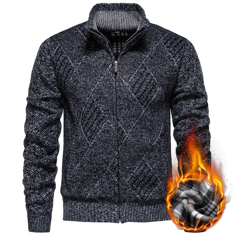 Herren Strickjacke mit modernem Zopfmuster und hohem Kragen EB