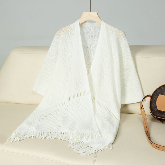 Damen eleganter Strickponcho mit fransigen Details und markantem Muster EB