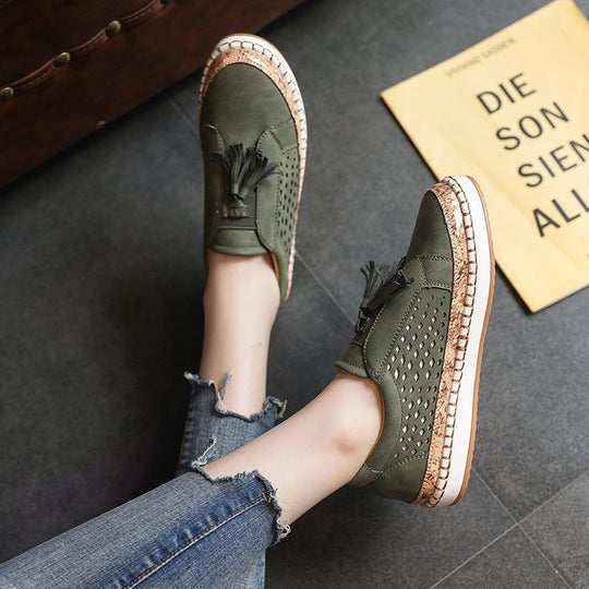 Damen Slip-On Sneakers mit perforierter Oberflächenstruktur und dekorativen Fransen EB
