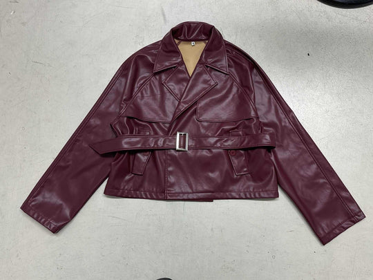 Damen nan kurzes Kunstleder-Trenchcoat mit Taillengürtel, breitem Revers und Cape-Detail EB