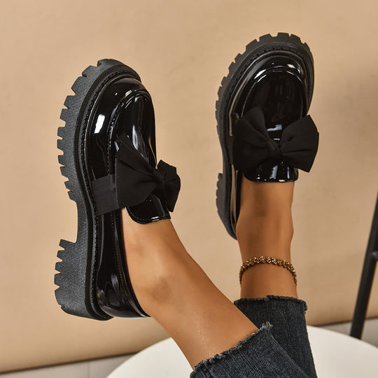 Damen Glänzende Plateau-Loafer mit übergroßer Zierschleife und grober Profilsohle EB