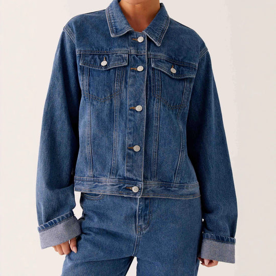 Damen trendige Denimjacke im lässigen Schnitt mit aufgesetzten Taschen und Knopfdetails EB