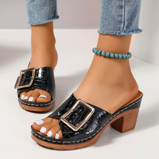 Damen Modische Mules mit elegantem Metallverschluss und texturiertem Obermaterial EB