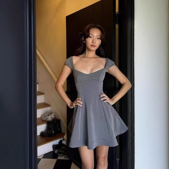 Damen Sommerkleid mit angeschnittenen Trägern und fließendem Rock EB
