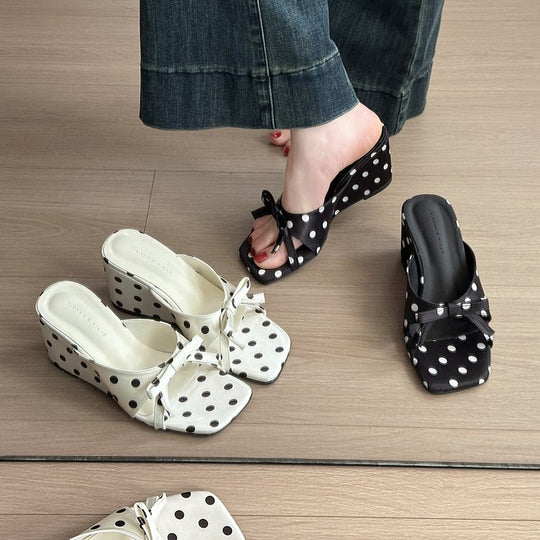 Damen elegante Mules mit gepunktetem Design und zartem Schleifenakzent EB