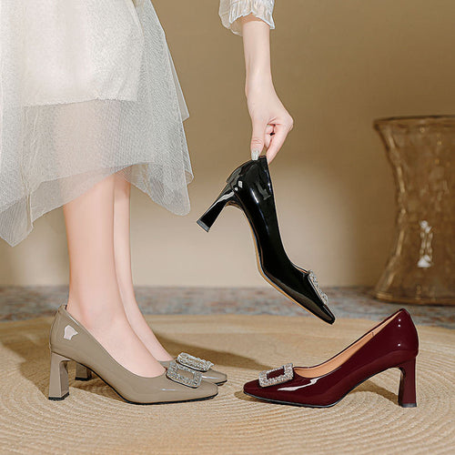 Damen Hochglanz Pumps mit funkelnder Kristallschnalle EB
