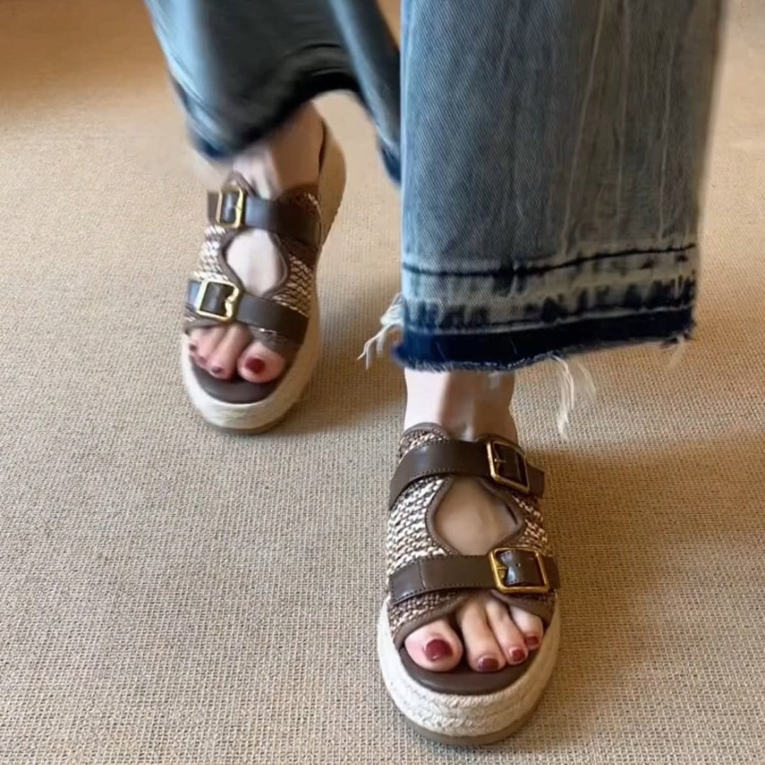 Damen komfortable Wedge-Pantoletten mit doppeltem Riemchen und geflochtenem Detail EB