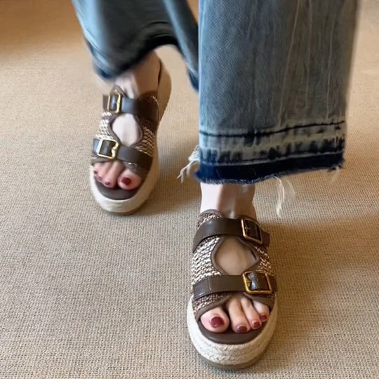Damen komfortable Wedge-Pantoletten mit doppeltem Riemchen und geflochtenem Detail EB