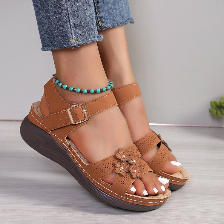 Damen Bequeme Keil-Sandalen mit floralem Zierdetail, gepolstertem Komfortfußbett und verstellbarem Knöchelriemen EB