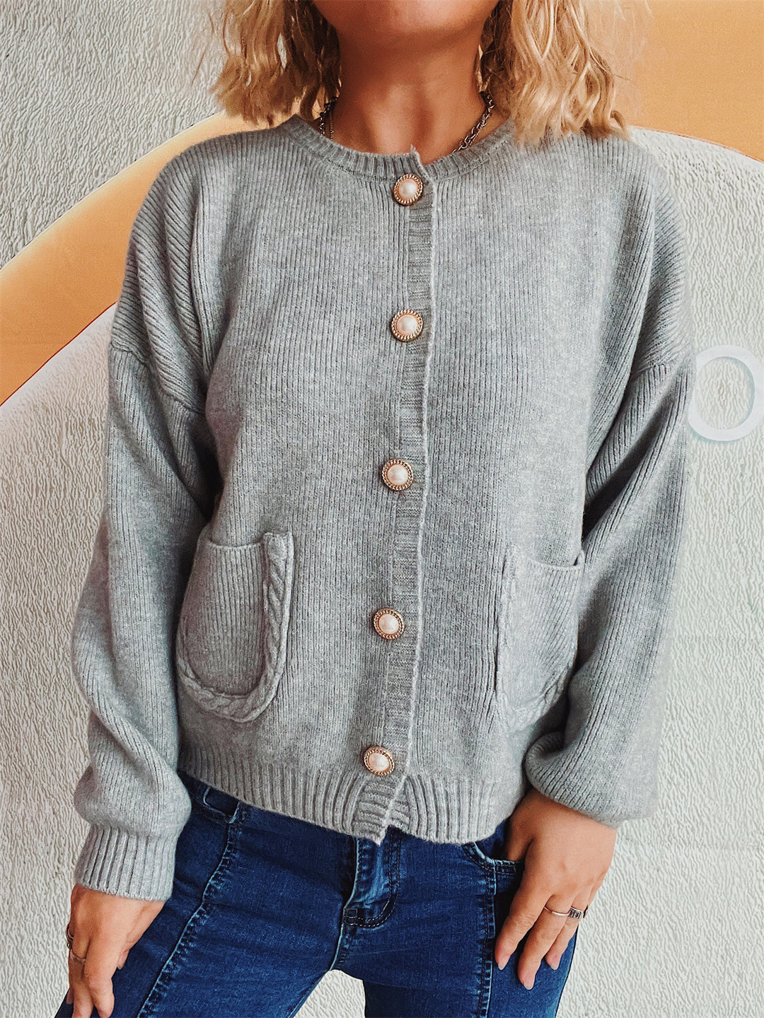 Damen Strickjacke mit dekorativen Perlenknöpfen und praktischen Taschen EB