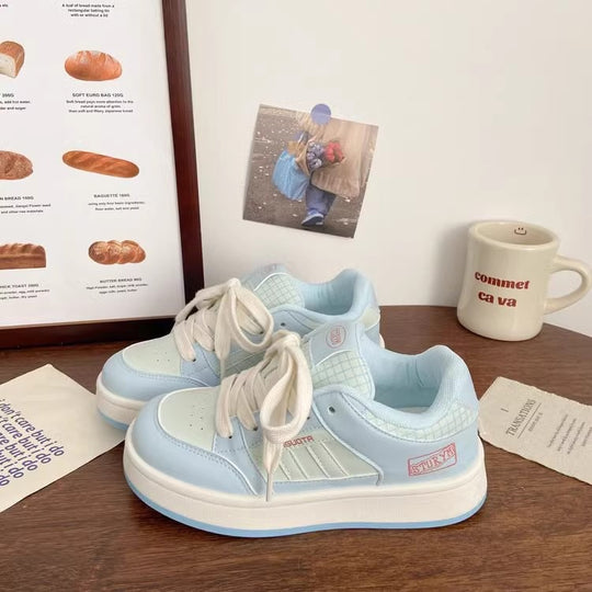 Damen Sportliche Plateau-Sneaker mit ausgeprägtem Schnürsystem und trendigem Design EB