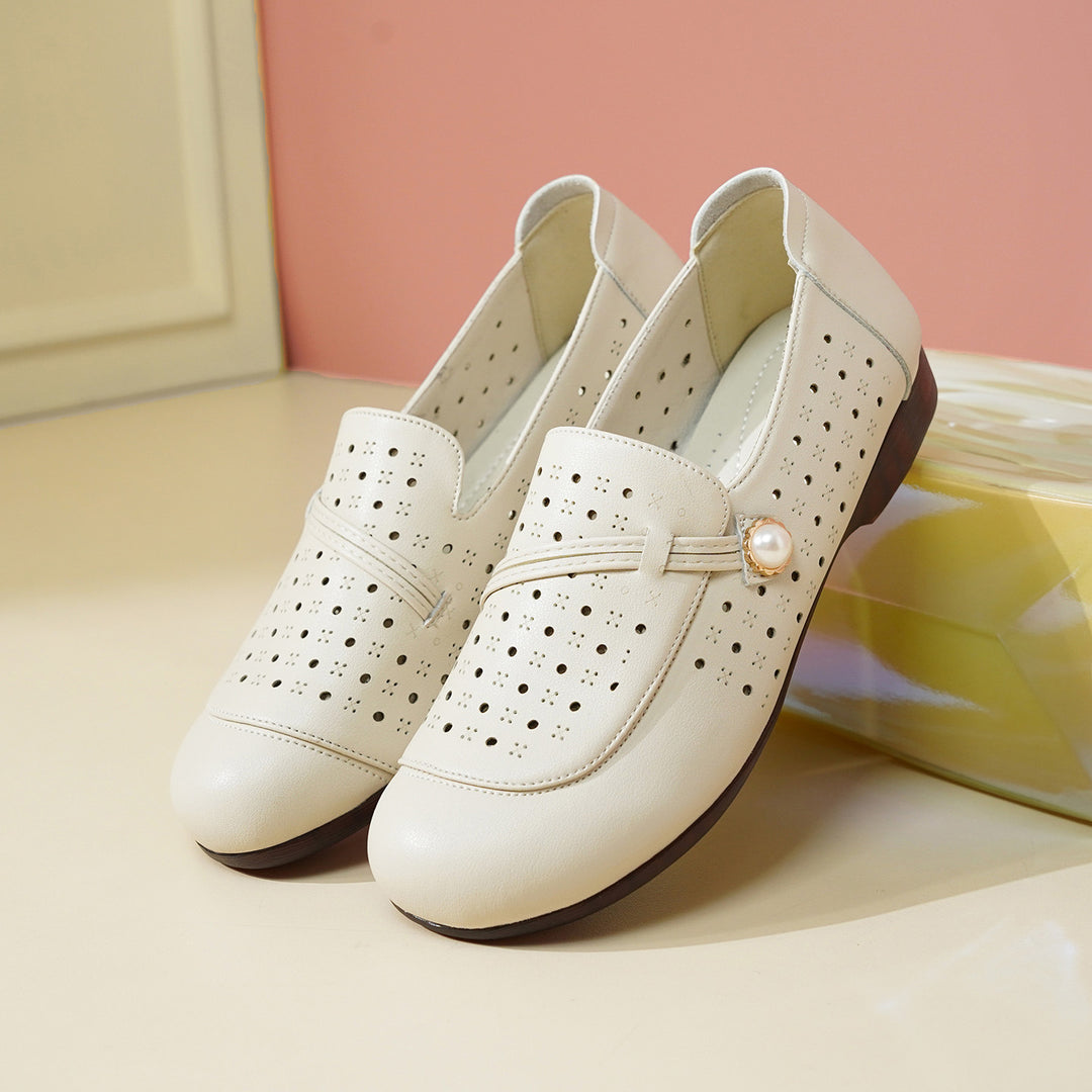 Damen Mokassins mit modischem Lochdesign und elegantem Schmuckdetail EB