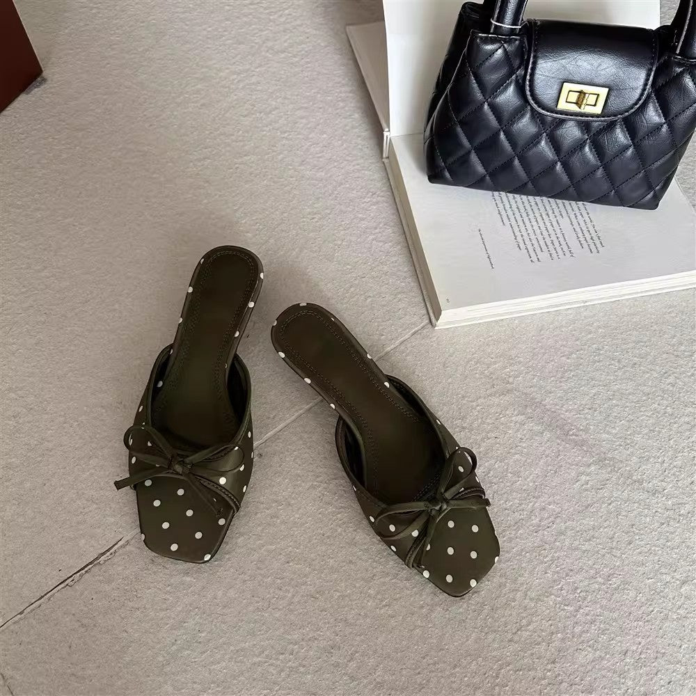Damen Offene Mules mit dekorativen Punkten und schickem Schleifen-Detail EB