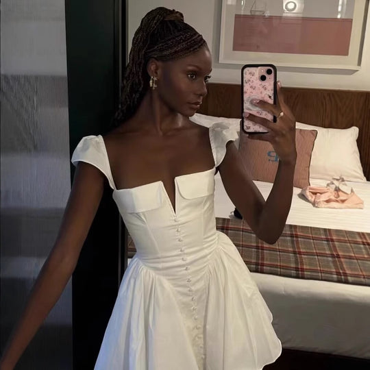 Damen Minikleid mit voluminösen Rüschenelementen und Knopfdetailierung EB