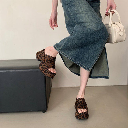 Damen Plattform-Pantoletten mit breiten Riemen und komfortablem Fußbett EB