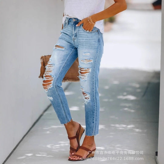 Damen Jeans mit auffälligen Destroyed-Details und zeitgemäßem Schnitt EB