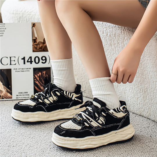 Damen denim-Plateau-Sneaker mit kontrastnähten, wattierter Wellenlaufsohle und verzierten Schnürdetails EB