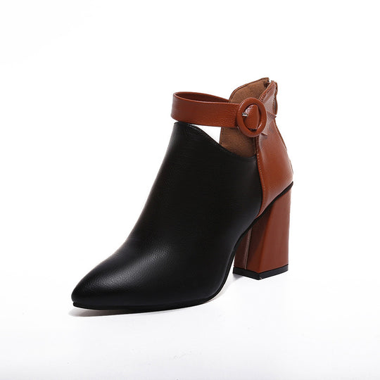 Damen nan elegante spitze Kurzstiefelette mit Fersenreißverschluss, dekorativem Knöchelriemen und skulpturellem Blockabsatz EB