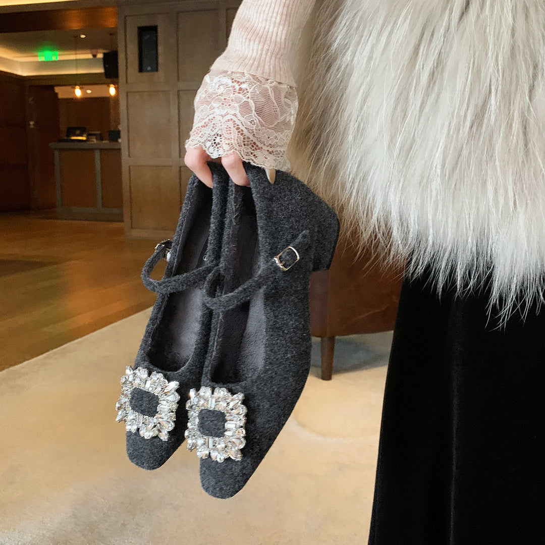 Damen Ballerina-Schuhe mit funkelnden Strassdetails und nostalgischem Riemenverschluss EB