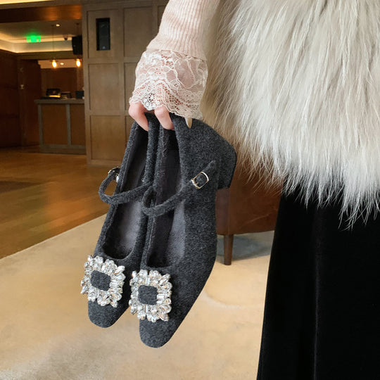 Damen Ballerina-Schuhe mit funkelnden Strassdetails und nostalgischem Riemenverschluss EB