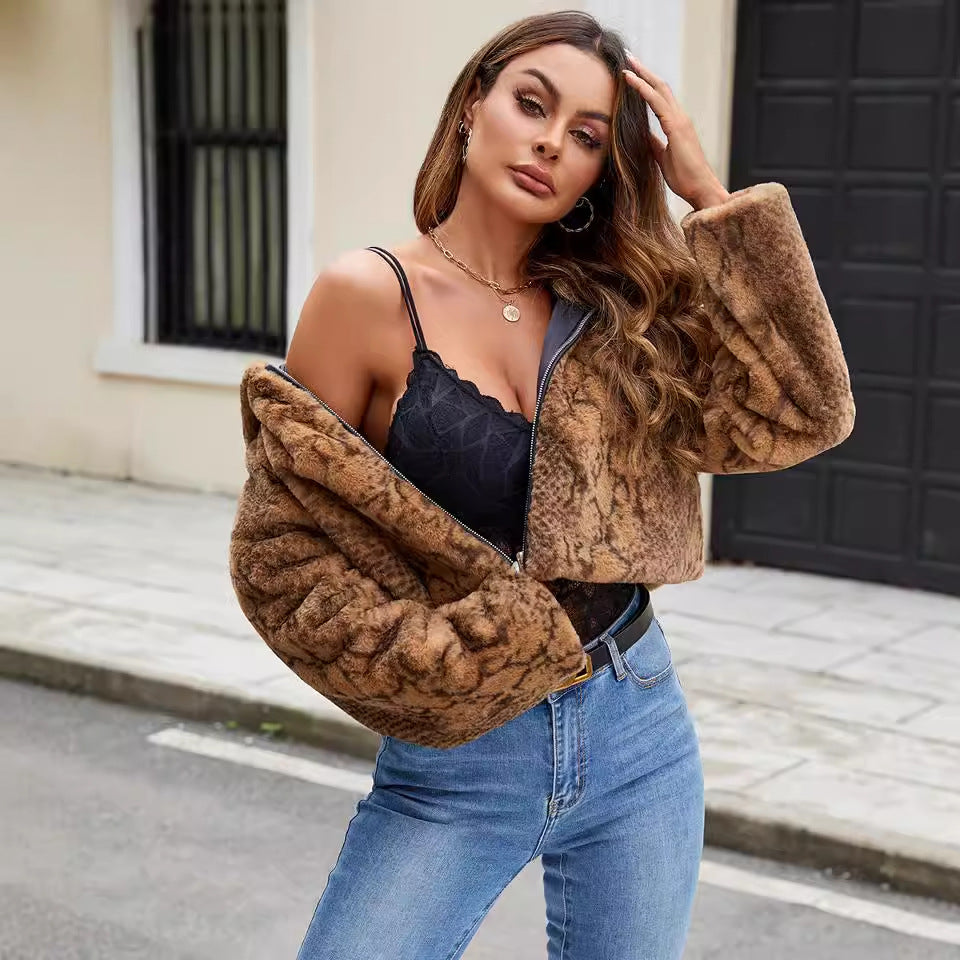 Damen Kunstfelljacke mit kontrastierenden Details und modischem Schnitt EB